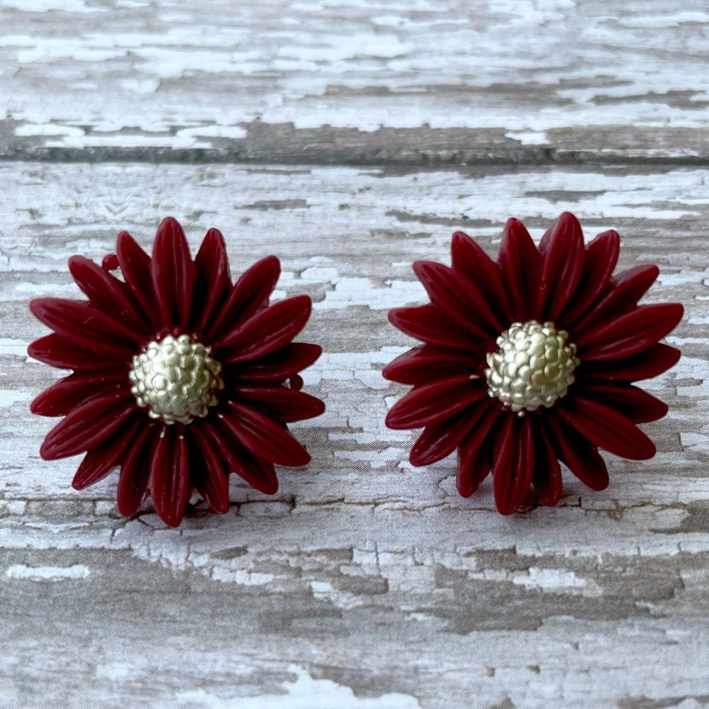 Burgundy Carved Look Daisy Flower Pierced Earring